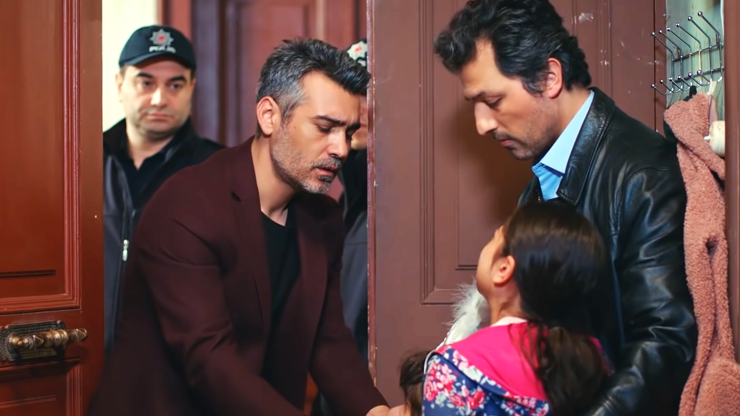 Sarp arrestato affida Doruk e Nisan ad Arif, La forza di una donna, capitolo 62